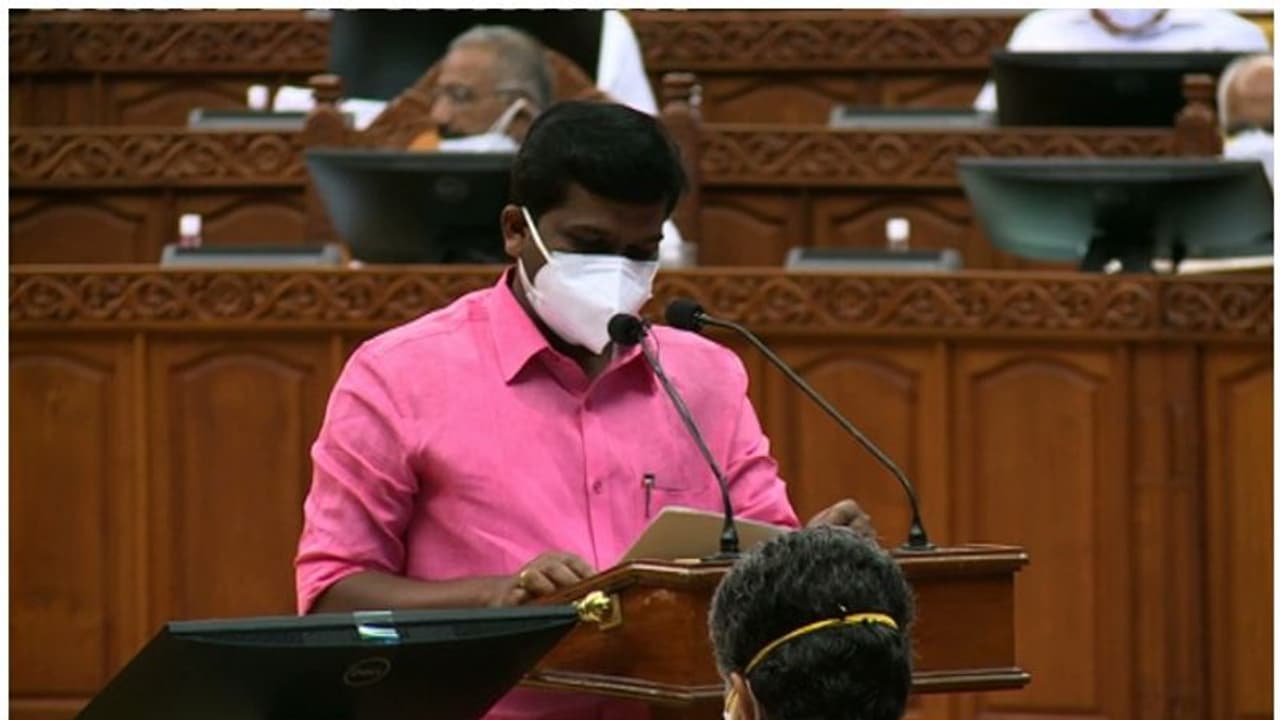 തമിഴിൽ ദൃഢപ്രതിജ്ഞ, ദേവികുളം എംഎൽഎ വീണ്ടും സത്യപ്രതിജ്ഞ ചെയ്തു തമിഴിൽ ദൃഢപ്രതിജ്ഞ, ദേവികുളം എംഎൽഎ വീണ്ടും സത്യപ്രതിജ്ഞ ചെയ്തു