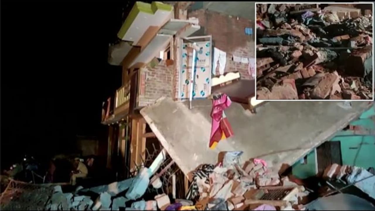 यूपीः गोंडा में सिलेंडर ब्लास्ट के बाद ढह गई 2 मंजिला बिल्डिंग, 4 बच्चों सहित 8 की मौत यूपीः गोंडा में सिलेंडर ब्लास्ट के बाद ढह गई 2 मंजिला बिल्डिंग, 4 बच्चों सहित 8 की मौत