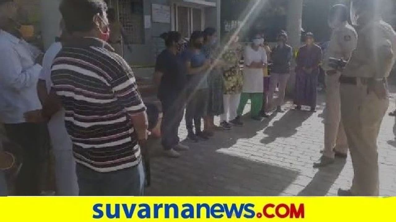 ವಾಕಿಂಗ್, ಜಾಗಿಂಗ್ ಬಂದವರಿಗೆ ಪೊಲೀಸ್ ಕ್ಲಾಸ್ : ವಾರ್ನಿಂಗ್ ವಾಕಿಂಗ್, ಜಾಗಿಂಗ್ ಬಂದವರಿಗೆ ಪೊಲೀಸ್ ಕ್ಲಾಸ್ : ವಾರ್ನಿಂಗ್