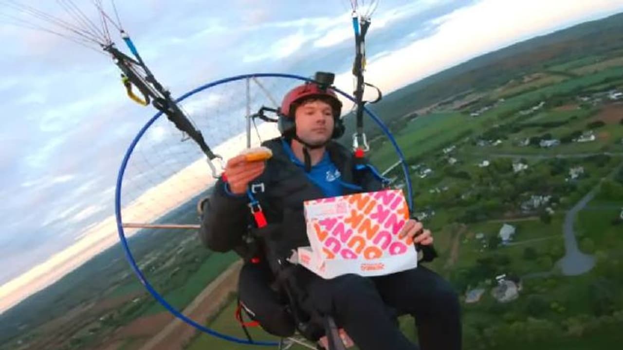 ഇഷ്ടപ്പെട്ട ഡോനട്ട് കഴിക്കാൻ പാരാമോട്ടറിൽ പറന്ന് യുവാവ്; വീഡിയോ വൈറല് ഇഷ്ടപ്പെട്ട ഡോനട്ട് കഴിക്കാൻ പാരാമോട്ടറിൽ പറന്ന് യുവാവ്; വീഡിയോ വൈറല്