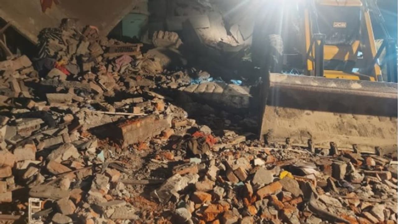 ಸಿಲಿಂಡರ್ ಸ್ಪೋಟ, ಎರಡಂತಸ್ತಿನ ಕಟ್ಟಡ ನೆಲಸಮ: 4 ಮಕ್ಕಳು ಸೇರಿ 8 ಸಾವು! ಸಿಲಿಂಡರ್ ಸ್ಪೋಟ, ಎರಡಂತಸ್ತಿನ ಕಟ್ಟಡ ನೆಲಸಮ: 4 ಮಕ್ಕಳು ಸೇರಿ 8 ಸಾವು!