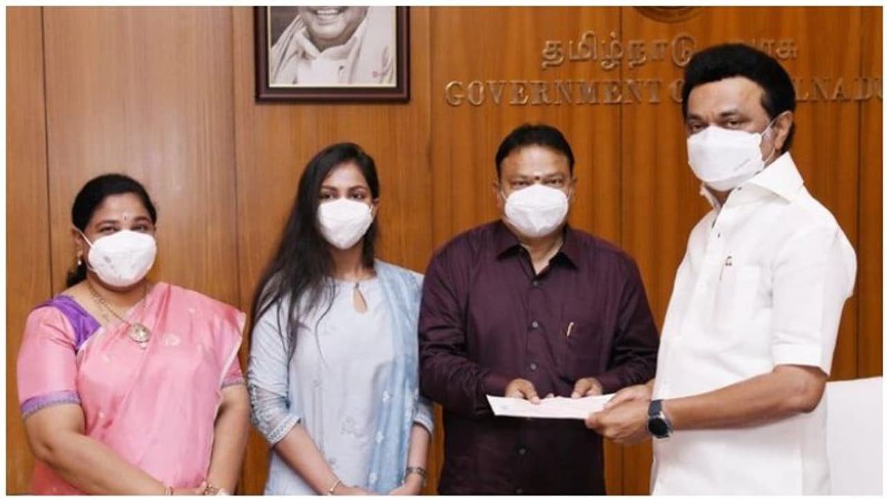 கொரோனா நிவாரண உதவியாக ரூ.1 கோடிக்கு மேல்... கொடுத்த தயாரிப்பாளர் ஐசரி கணேஷ்! கொரோனா நிவாரண உதவியாக ரூ.1 கோடிக்கு மேல்... கொடுத்த தயாரிப்பாளர் ஐசரி கணேஷ்!