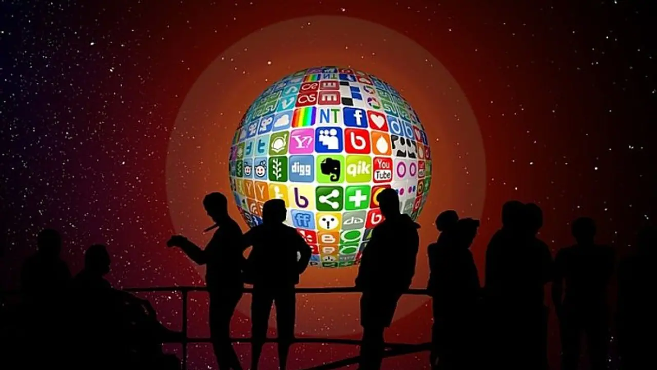 இனி இதை பதிவிட்டால் உடனடி கைது... 2 மாதங்களாக சோசியல் மீடியாவை சல்லடை போட்டு அலசும் போலீஸ்...! இனி இதை பதிவிட்டால் உடனடி கைது... 2 மாதங்களாக சோசியல் மீடியாவை சல்லடை போட்டு அலசும் போலீஸ்...!