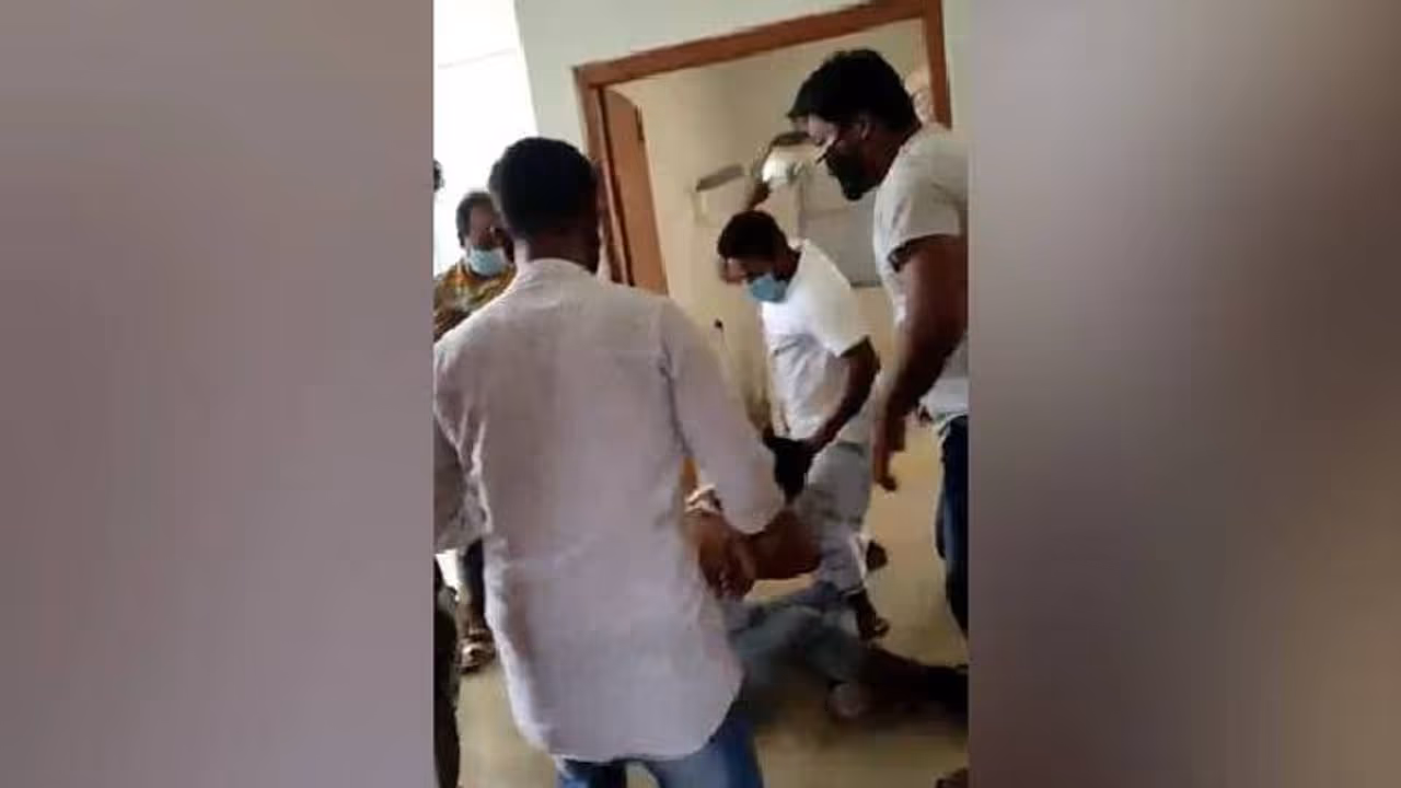 കൊവിഡ് ചികിത്സയിലിരുന്നയാൾ മരിച്ചു; ഡോക്ടറെ ക്രൂരമായി മർദ്ദിച്ച് ബന്ധുക്കൾ; വീഡിയോ പുറത്ത്
