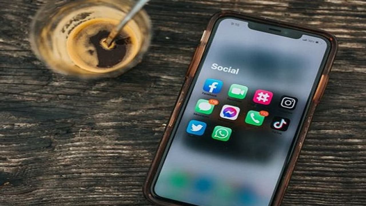 ব্যক্তি বিশেষ নয় সাধারণের হয়ে কথা বলুক সোশ্যাল মিডিয়া,আদৌ তাই হচ্ছে কি বিশেষ রিপোর্ট ব্যক্তি বিশেষ নয় সাধারণের হয়ে কথা বলুক সোশ্যাল মিডিয়া,আদৌ তাই হচ্ছে কি বিশেষ রিপোর্ট