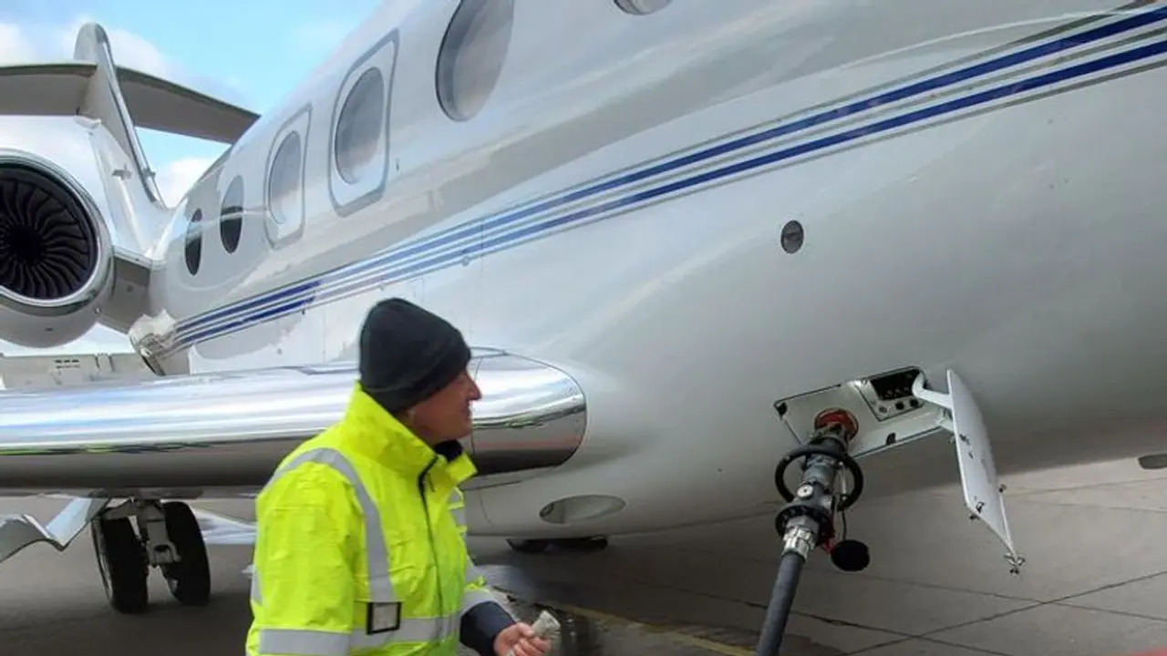 വിമാനക്കമ്പനികൾക്ക് വലിയ ആശ്വാസം, ഇന്ധന വില കുറച്ചു വിമാനക്കമ്പനികൾക്ക് വലിയ ആശ്വാസം, ഇന്ധന വില കുറച്ചു