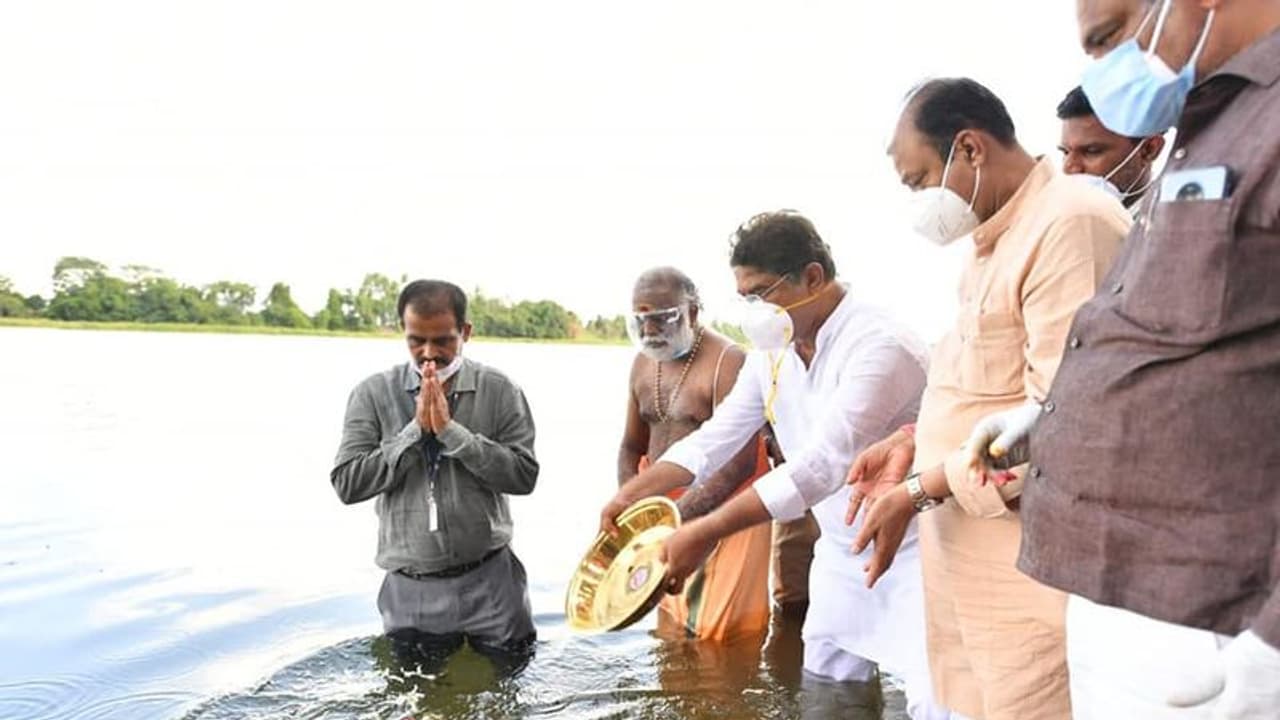 BJP leader Ashoka immerses ashes of Covid deceased, exemplifies Vasudaiva Kutumbakam BJP leader Ashoka immerses ashes of Covid deceased, exemplifies Vasudaiva Kutumbakam