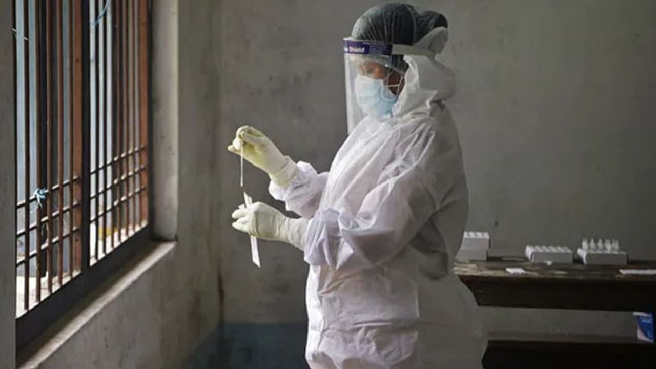 कोेरोना की दूसरी लहर में 624 डॉक्टरों की मौत, 10 राज्यों से मिले 82% केस, मौतें 3000 के नीचे आईं कोेरोना की दूसरी लहर में 624 डॉक्टरों की मौत, 10 राज्यों से मिले 82% केस, मौतें 3000 के नीचे आईं