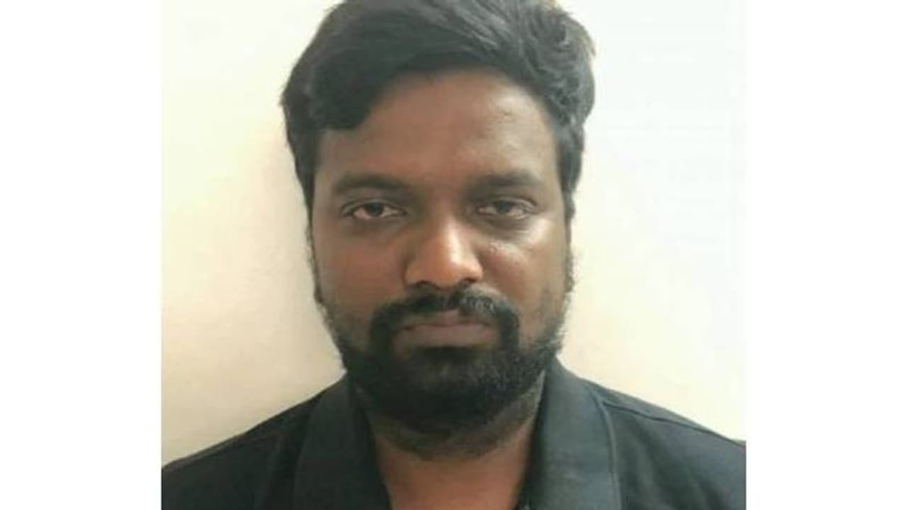 குண்டு துளைக்காத கார்.. தொன்னந்தோப்பில் துப்பாக்கி சுடும் பயிற்சி.. போலீசை மிரளவைத்த சிடி மணி.. குண்டு துளைக்காத கார்.. தொன்னந்தோப்பில் துப்பாக்கி சுடும் பயிற்சி.. போலீசை மிரளவைத்த சிடி மணி..