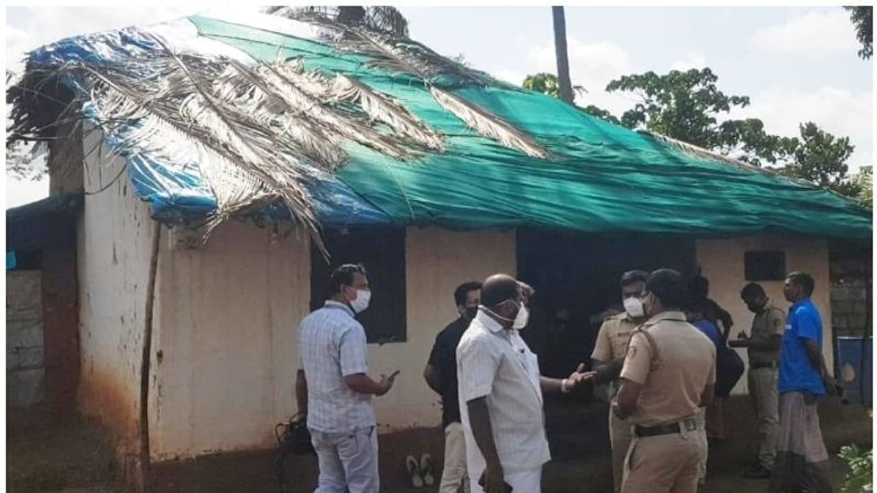 അബദ്ധത്തില് കാറിടിച്ച് നായ്ക്കുട്ടി ചത്തു; പ്രായശ്ചിത്തമായി നിര്ധന കുടുംബത്തിന് വീടുവെച്ചു നല്കാന് യുവാവ് അബദ്ധത്തില് കാറിടിച്ച് നായ്ക്കുട്ടി ചത്തു; പ്രായശ്ചിത്തമായി നിര്ധന കുടുംബത്തിന് വീടുവെച്ചു നല്കാന് യുവാവ്