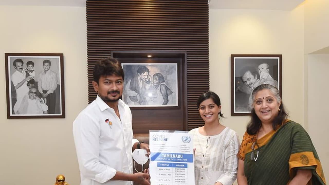 அம்மாவுடன் வந்து உதயநிதியை சந்தித்த வரலட்சுமி..! 2 டன் உணவு வழங்கி அசத்தல்..! அம்மாவுடன் வந்து உதயநிதியை சந்தித்த வரலட்சுமி..! 2 டன் உணவு வழங்கி அசத்தல்..!