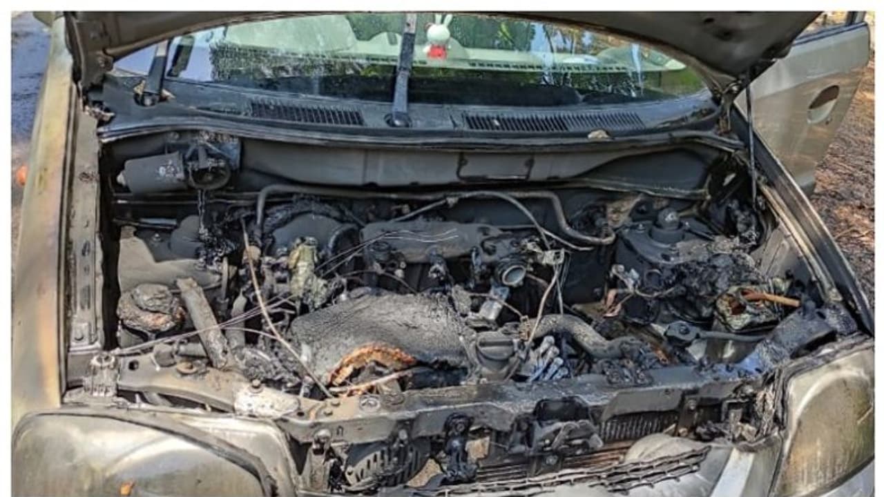 ഓടിക്കൊണ്ടിരുന്ന കാറിന് തീപിടിച്ചു ഓടിക്കൊണ്ടിരുന്ന കാറിന് തീപിടിച്ചു