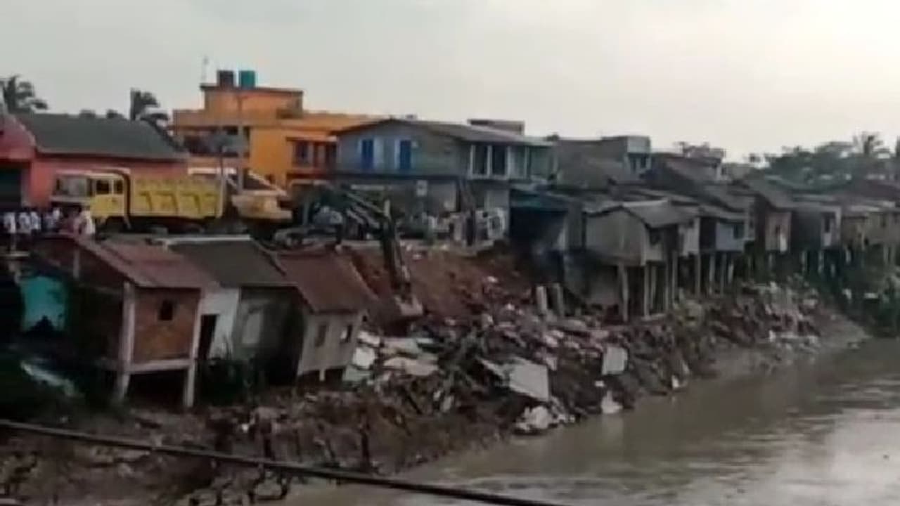 খালের সংস্কার শুরু হতেই ধ্বস নামল পাড়ে, দোকান হারিয়ে পথে কয়েকশ ব্যবসায়ী খালের সংস্কার শুরু হতেই ধ্বস নামল পাড়ে, দোকান হারিয়ে পথে কয়েকশ ব্যবসায়ী