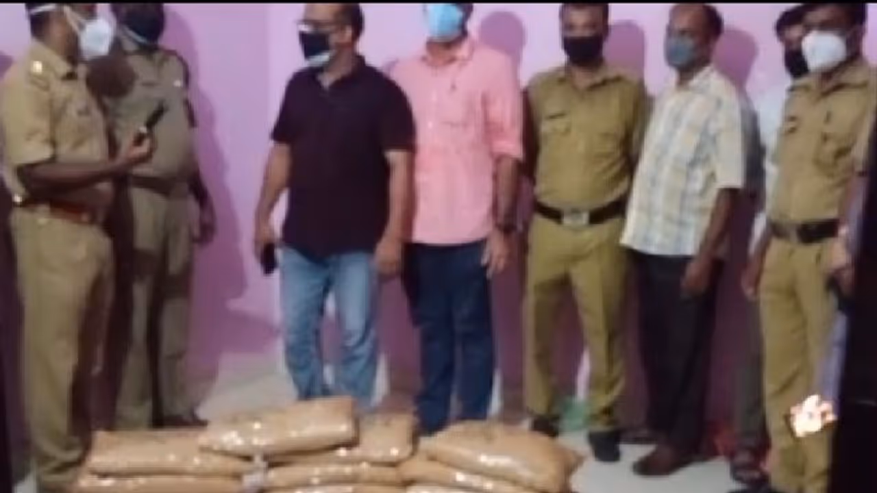 തിരൂരിൽ വൻ കഞ്ചാവ് വേട്ട: 40 കിലോഗ്രാം കഞ്ചാവ് പിടികൂടി തിരൂരിൽ വൻ കഞ്ചാവ് വേട്ട: 40 കിലോഗ്രാം കഞ്ചാവ് പിടികൂടി