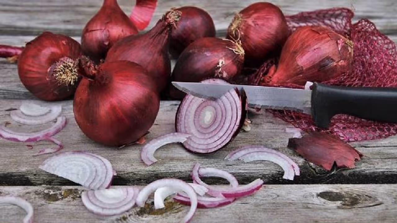 ഇനി കരയേണ്ട; ഇതാ സവാള അരിയാന്‍ ഒരു കിടിലന്‍ 'ടിപ്'; വീഡിയോ വൈറല്‍...