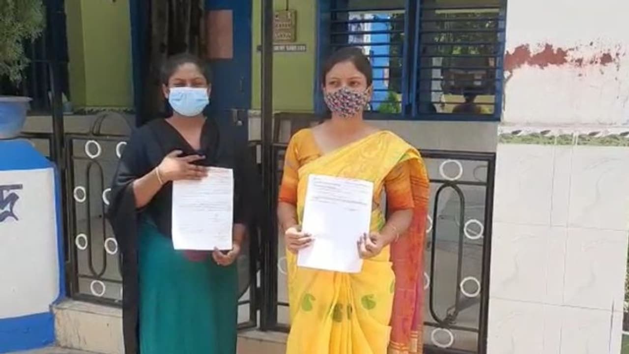 কর্মরত অবস্থায় মৃত্যু ভিলেজ পুলিশের, মুখ্যমন্ত্রীর সহায়তায় স্ত্রী পেলেন চাকরি কর্মরত অবস্থায় মৃত্যু ভিলেজ পুলিশের, মুখ্যমন্ত্রীর সহায়তায় স্ত্রী পেলেন চাকরি