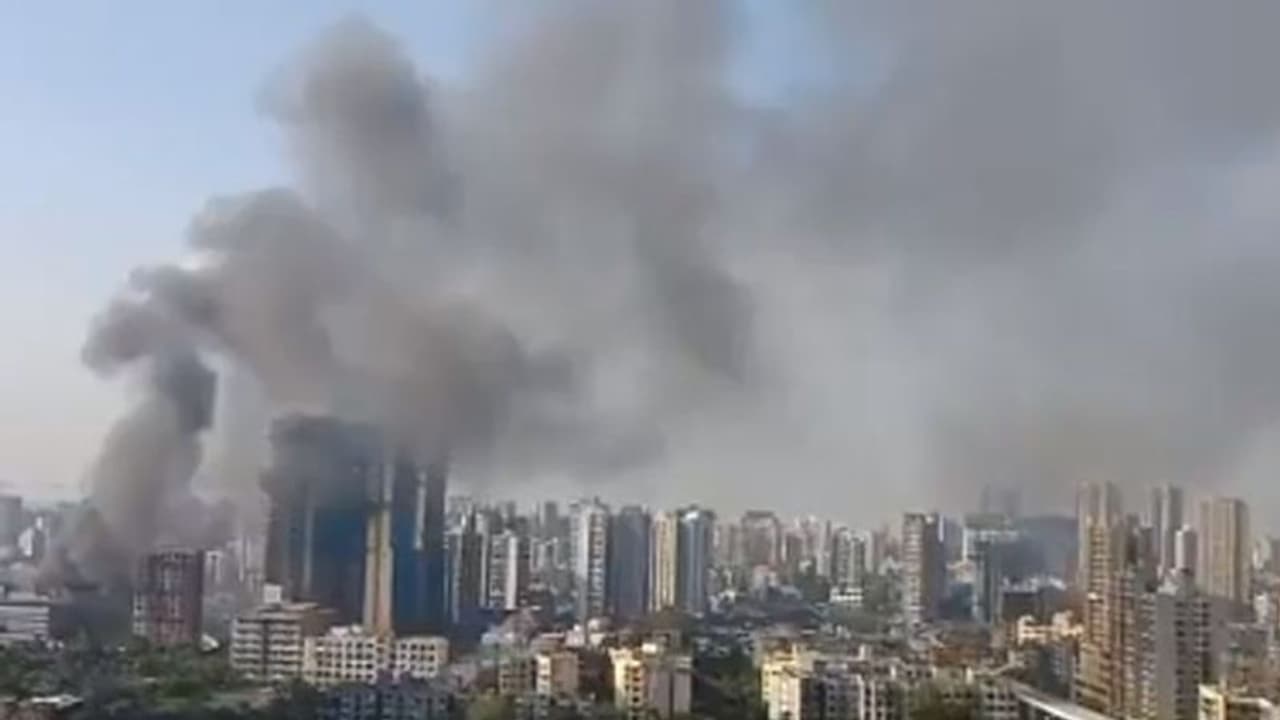 मुंबई के ओशिवारा इलाके में आशियाना टॉवर में आग लगने से अफरा तफरी