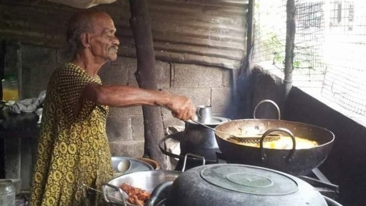 പൊലീസിനോട് പ്രതിഷേധിച്ച് നൈറ്റി ധരിച്ച യഹിയാക്ക, സോഷ്യൽ മീഡിയയിൽ വീണ്ടുമെത്തി കടയ്ക്കലെ ചായക്കട പൊലീസിനോട് പ്രതിഷേധിച്ച് നൈറ്റി ധരിച്ച യഹിയാക്ക, സോഷ്യൽ മീഡിയയിൽ വീണ്ടുമെത്തി കടയ്ക്കലെ ചായക്കട
