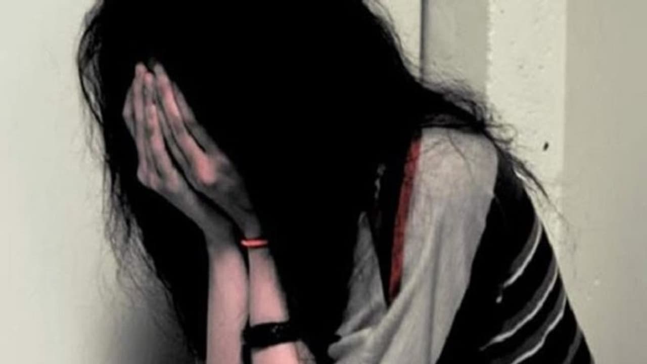 భార్యపై కానిస్టేబుల్ దాడి.. సర్పంచ్ అయిన తల్లిప్రోత్సాహంతో... భార్యపై కానిస్టేబుల్ దాడి.. సర్పంచ్ అయిన తల్లిప్రోత్సాహంతో...