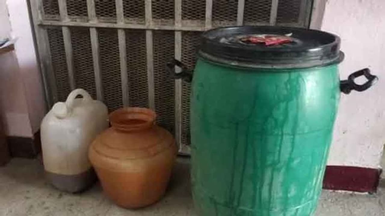 கடலூரில் பயங்கரம்.. சாராயம் குடித்த 3 பள்ளி மாணவர்கள் கவலைக்கிடம்..! கடலூரில் பயங்கரம்.. சாராயம் குடித்த 3 பள்ளி மாணவர்கள் கவலைக்கிடம்..!