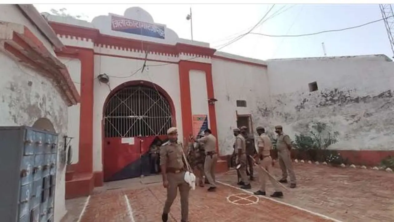 जौनपुर जेल में कैदी की मौत, जेल के अस्पताल में लगाई आग, पुलिस ने छोड़े आंसू गैस के गोले जौनपुर जेल में कैदी की मौत, जेल के अस्पताल में लगाई आग, पुलिस ने छोड़े आंसू गैस के गोले