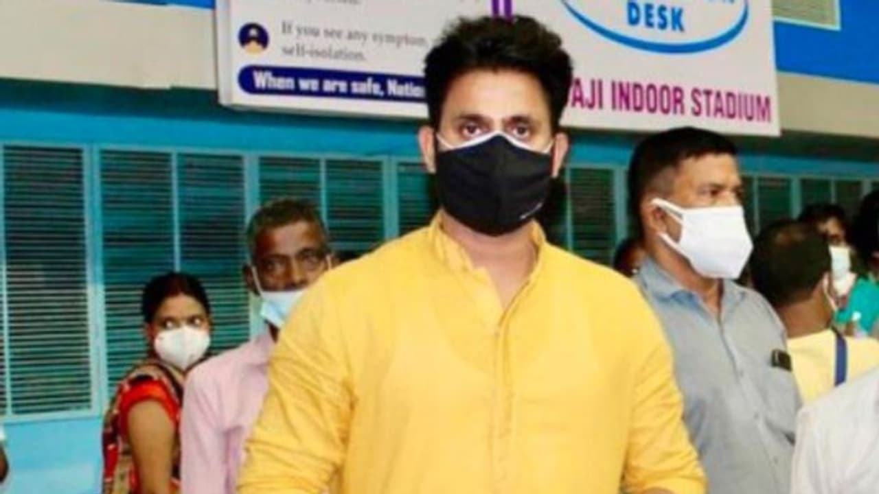 রাজনীতির আঙিনায় 'ফ্রন্ট ফুটে' মনোজ, করোনা মোকাবিলায় নিলেন নতুন সিদ্ধান্ত রাজনীতির আঙিনায় 'ফ্রন্ট ফুটে' মনোজ, করোনা মোকাবিলায় নিলেন নতুন সিদ্ধান্ত