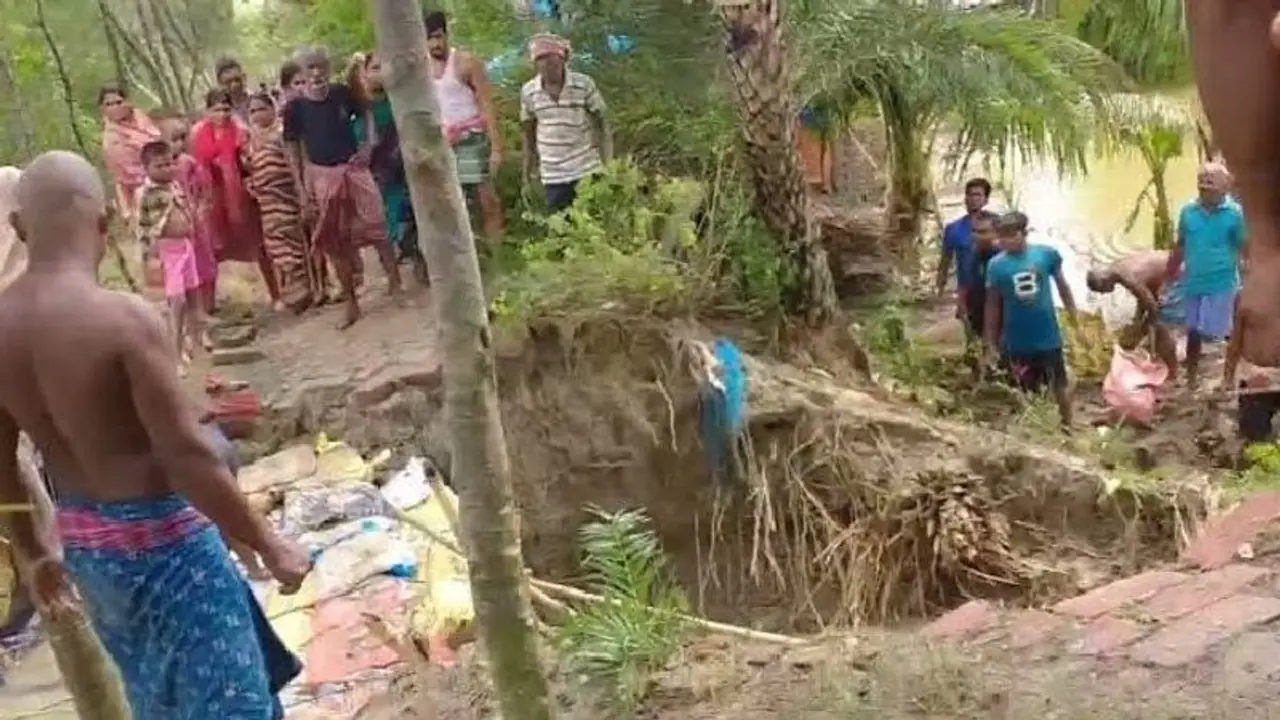 কেউ লুকোচ্ছেন আমবাগানে কেউ ঝাঁপ দিচ্ছেন পুকুরে! গ্রামে ছড়িয়েছে এ কোন আতঙ্ক কেউ লুকোচ্ছেন আমবাগানে কেউ ঝাঁপ দিচ্ছেন পুকুরে! গ্রামে ছড়িয়েছে এ কোন আতঙ্ক