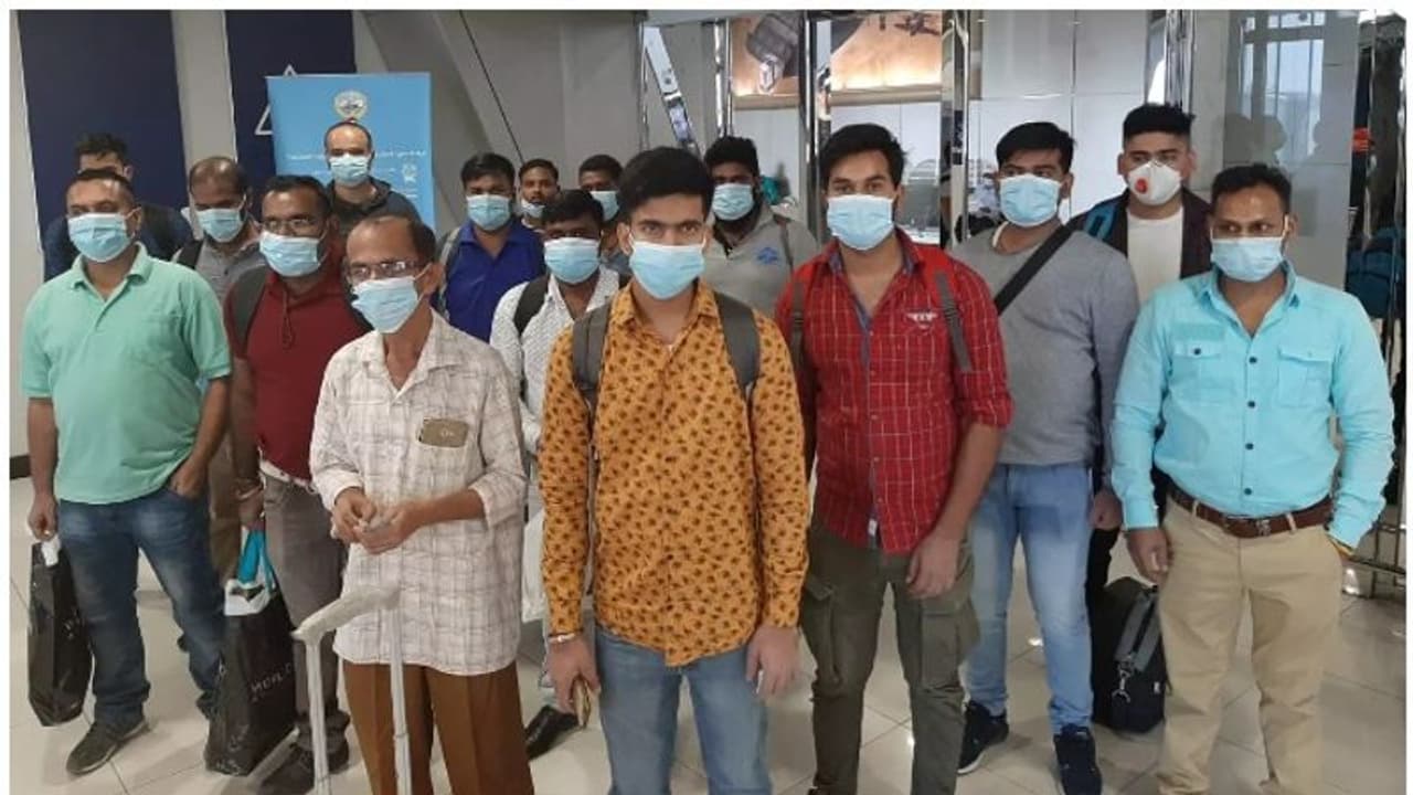 ഒരു വര്ഷത്തിലേറെയായി കുവൈത്തില് കുടുങ്ങിയ ഇന്ത്യന് നാവികര് നാട്ടിലേക്ക് തിരിച്ചു ഒരു വര്ഷത്തിലേറെയായി കുവൈത്തില് കുടുങ്ങിയ ഇന്ത്യന് നാവികര് നാട്ടിലേക്ക് തിരിച്ചു