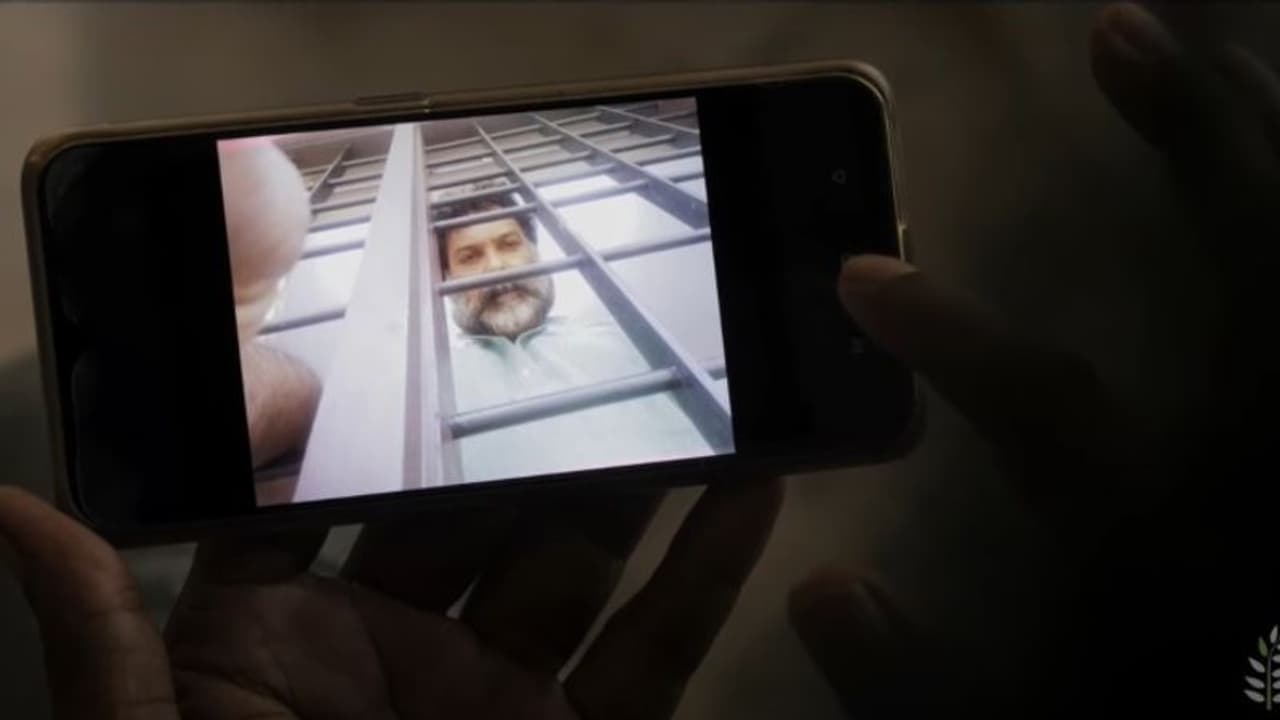 ക്യാമറയ്ക്ക് മുന്നില് ഒരാള്, പിന്നിലും! 'മതിലുകള്, ലവ് ഇന് ദി ടൈം ഓഫ് കൊറോണ' ട്രെയ്ലര് ക്യാമറയ്ക്ക് മുന്നില് ഒരാള്, പിന്നിലും! 'മതിലുകള്, ലവ് ഇന് ദി ടൈം ഓഫ് കൊറോണ' ട്രെയ്ലര്