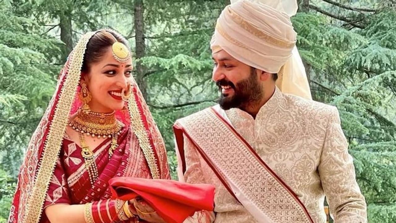 இயக்குனருடன் பிரபல தமிழ் நடிகைக்கு திடீர் திருமணம்..! ரசிகர்கள் வாழ்த்து..! இயக்குனருடன் பிரபல தமிழ் நடிகைக்கு திடீர் திருமணம்..! ரசிகர்கள் வாழ்த்து..!