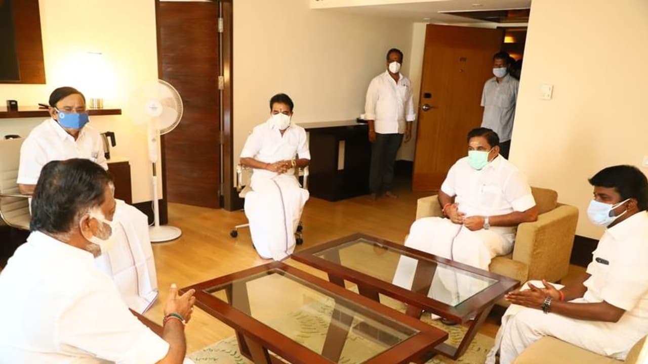 எங்களுக்குள் கருத்து வேறுபாடு இல்லை... அவசர அவசரமாக ஓபிஎஸை சந்தித்த எடப்பாடியார்... இதற்காகத் தானா? எங்களுக்குள் கருத்து வேறுபாடு இல்லை... அவசர அவசரமாக ஓபிஎஸை சந்தித்த எடப்பாடியார்... இதற்காகத் தானா?