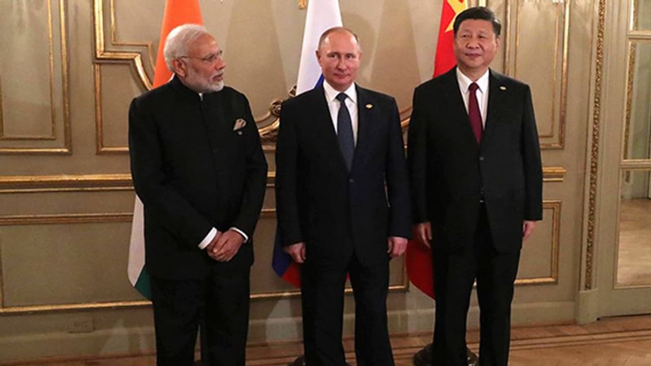 Russia के राष्ट्रपति व्लादिमिर पुतिन ने खुद को किया आईसोलेट, इनर सर्किल में कोविड 19 पॉजिटिव केस मिले