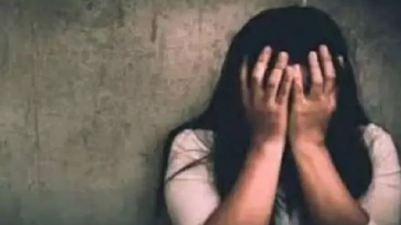 कलयुगी पिता को मिली उसके किए कर्मों की सजा, कैदी बना कर रखी बेटी के साथ करता था ये काम