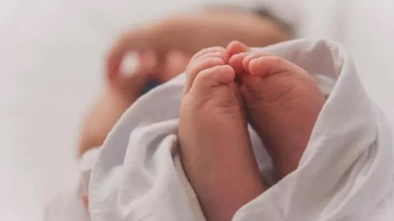 महाराष्ट्र: 6 दिन के मासूम की कोरोना से मौत; इलाज के लिए एक से दूसरे अस्पताल तक भटकते रहे परिजन महाराष्ट्र: 6 दिन के मासूम की कोरोना से मौत; इलाज के लिए एक से दूसरे अस्पताल तक भटकते रहे परिजन