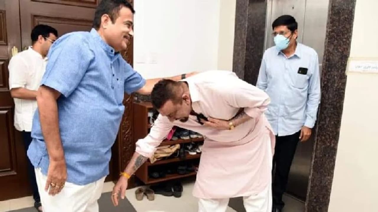 नितिन गडकरी ने जब पत्नी को बिना बताए ससुर के घर पर बुलडोजर चलवा दिया, जानिए फिर क्या हुआ