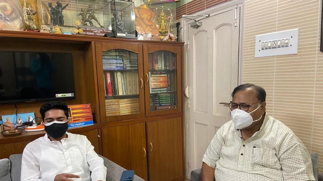 নতুন দায়িত্ব কাঁধে নেওয়ার পর মহাসচিবের বাড়িতে অভিষেক, পরামর্শ নিলেন পার্থর থেকে নতুন দায়িত্ব কাঁধে নেওয়ার পর মহাসচিবের বাড়িতে অভিষেক, পরামর্শ নিলেন পার্থর থেকে