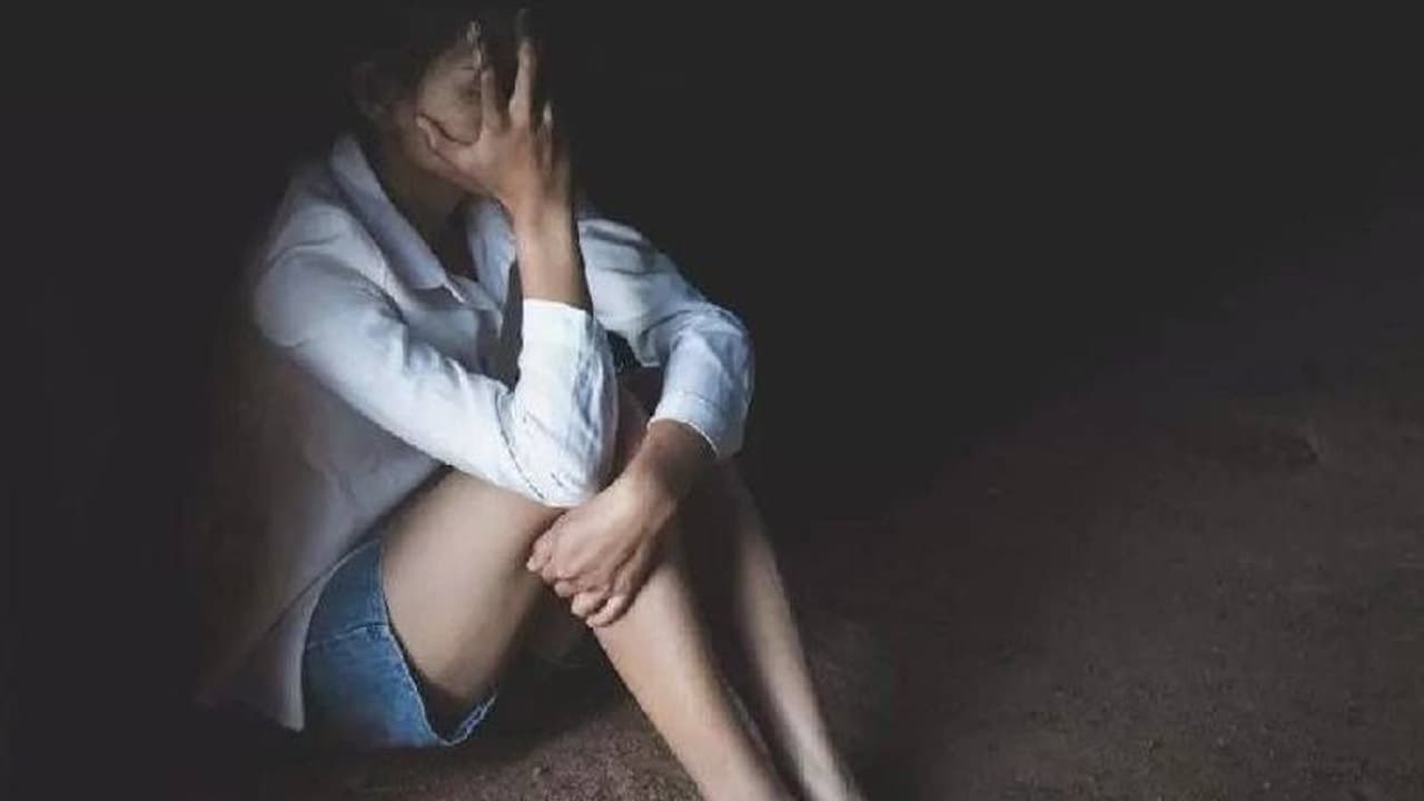 ఫెయిల్ చేస్తానని బెదిరించి బాడీ మసాజ్... యువతిపై ప్రిన్సిపాల్ లైంగిక వేధింపులు ఫెయిల్ చేస్తానని బెదిరించి బాడీ మసాజ్... యువతిపై ప్రిన్సిపాల్ లైంగిక వేధింపులు