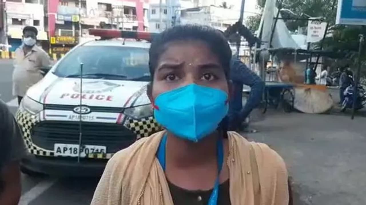 పర్మిషన్ వున్నా ఫైన్ వేస్తారా.. విశాఖలో యువతి హల్‌చల్‌, అసలు కథ ఇదీ