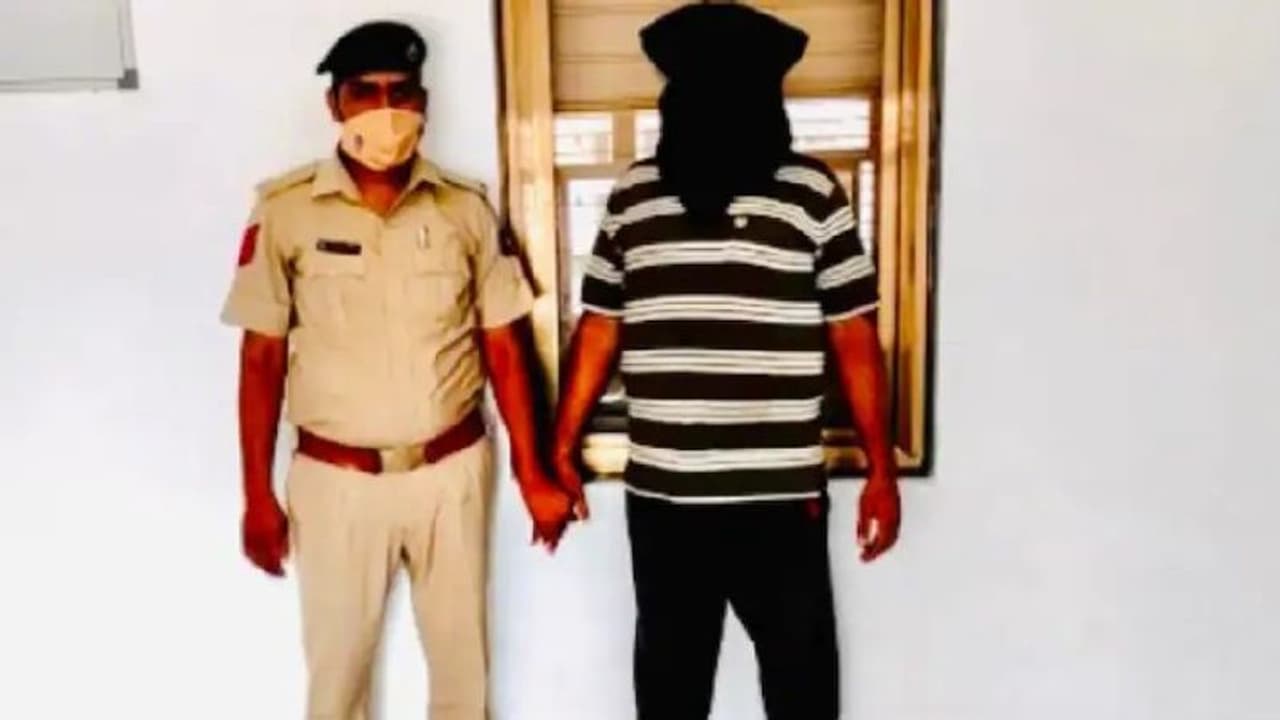 अपराधी ने पुलिस से बचने के लिए बढ़ाया 60 KG वजन, खुद को मोटा किया, पूरा लुक बदला..फिर भी पकड़ा गया अपराधी ने पुलिस से बचने के लिए बढ़ाया 60 KG वजन, खुद को मोटा किया, पूरा लुक बदला..फिर भी पकड़ा गया