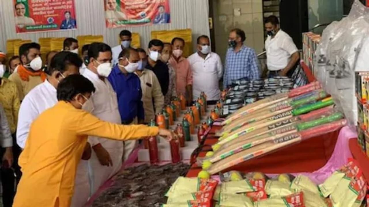 बीजेपी विधायक ने तैयार किया है ये प्लानःबेहतरीन गिफ्ट चाहिए तो लगवाइए वैक्सीन बीजेपी विधायक ने तैयार किया है ये प्लानःबेहतरीन गिफ्ट चाहिए तो लगवाइए वैक्सीन