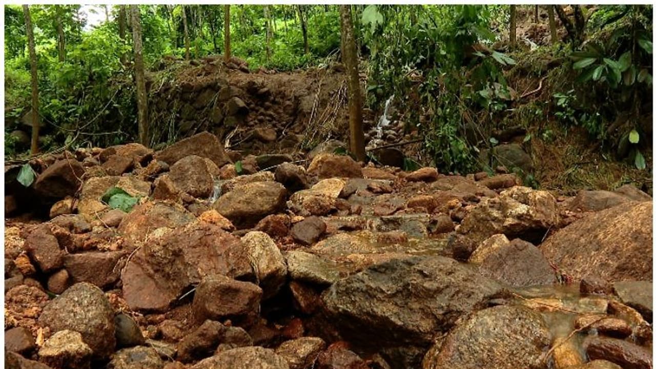 വരുന്നത് മഴക്കാലം;ഉരുള്പൊട്ടല് ഭീതിയില് കൂരുമലക്കാര് വരുന്നത് മഴക്കാലം;ഉരുള്പൊട്ടല് ഭീതിയില് കൂരുമലക്കാര്
