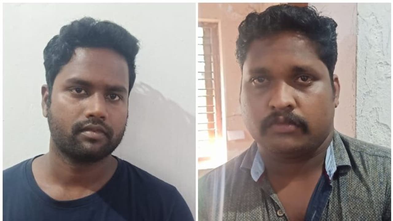 ആലപ്പുഴയിൽ വ്യാജമദ്യം കടത്തുന്നതിനിടെ ഡിവൈഎഫ്ഐ നേതാക്കൾ പിടിയില് ആലപ്പുഴയിൽ വ്യാജമദ്യം കടത്തുന്നതിനിടെ ഡിവൈഎഫ്ഐ നേതാക്കൾ പിടിയില്