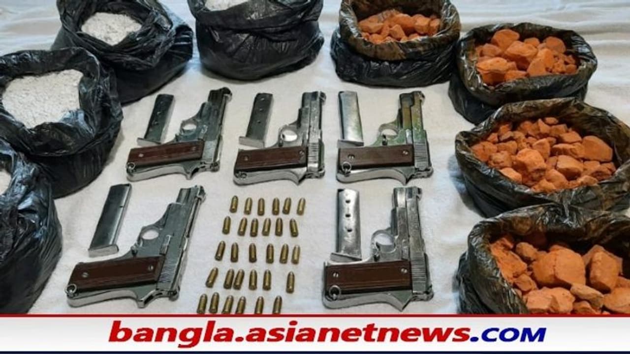 অস্ত্র পাচারের ছক ভেস্তে দিল রাজ্য প্রশাসন, উদ্ধার প্রচুর বেআইনি অস্ত্র ও বিস্ফোরক অস্ত্র পাচারের ছক ভেস্তে দিল রাজ্য প্রশাসন, উদ্ধার প্রচুর বেআইনি অস্ত্র ও বিস্ফোরক