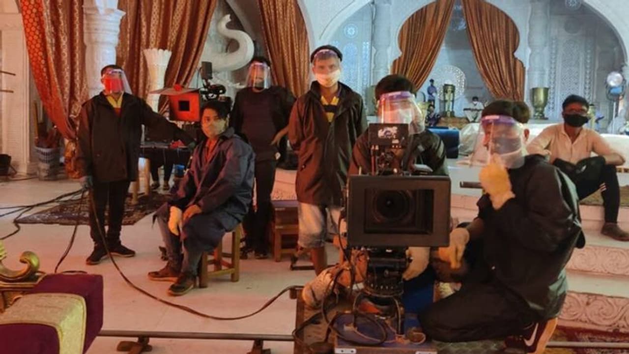 লকডাউনের মাঝেও চলছে দিব্যি শ্যুটিং, ১১টি গুরুত্বপূর্ণ পয়েন্ট তুলে ধরে জবাব চাইল ফেডারেশন লকডাউনের মাঝেও চলছে দিব্যি শ্যুটিং, ১১টি গুরুত্বপূর্ণ পয়েন্ট তুলে ধরে জবাব চাইল ফেডারেশন