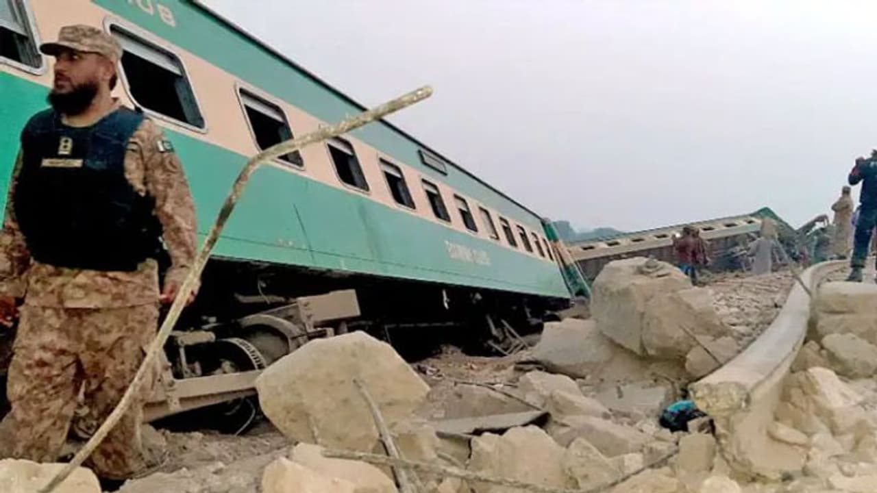 पाकिस्तान में 2 ट्रेनों के टकराने से 32 से अधिक लोगों की मौत, 100 लोग घायल