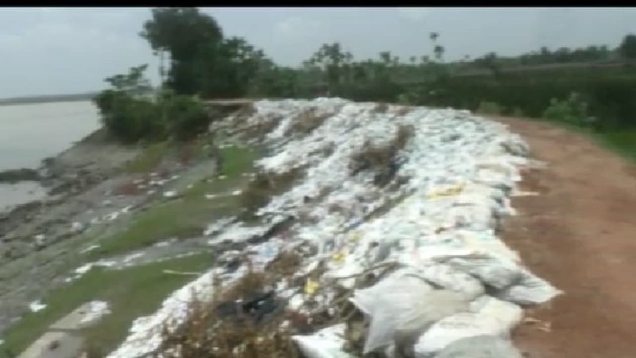 মমতা বন্দ্যোপাধ্যায়ের নির্দেশ থাকলেও এত দ্রুত বাঁধ মেরামতি সম্ভব নয়, কড়া বার্তা বিধায়কের মমতা বন্দ্যোপাধ্যায়ের নির্দেশ থাকলেও এত দ্রুত বাঁধ মেরামতি সম্ভব নয়, কড়া বার্তা বিধায়কের