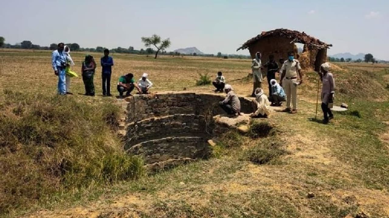 ಕಲಬುರಗಿ: 3 ಹೆಣ್ಣು ಮಕ್ಕಳೊಂದಿಗೆ ಬಾವಿಗೆ ಹಾರಿ ತಾಯಿ ಆತ್ಮಹತ್ಯೆ, ಒಂದು ಮಗು ರಕ್ಷಣೆ ಕಲಬುರಗಿ: 3 ಹೆಣ್ಣು ಮಕ್ಕಳೊಂದಿಗೆ ಬಾವಿಗೆ ಹಾರಿ ತಾಯಿ ಆತ್ಮಹತ್ಯೆ, ಒಂದು ಮಗು ರಕ್ಷಣೆ