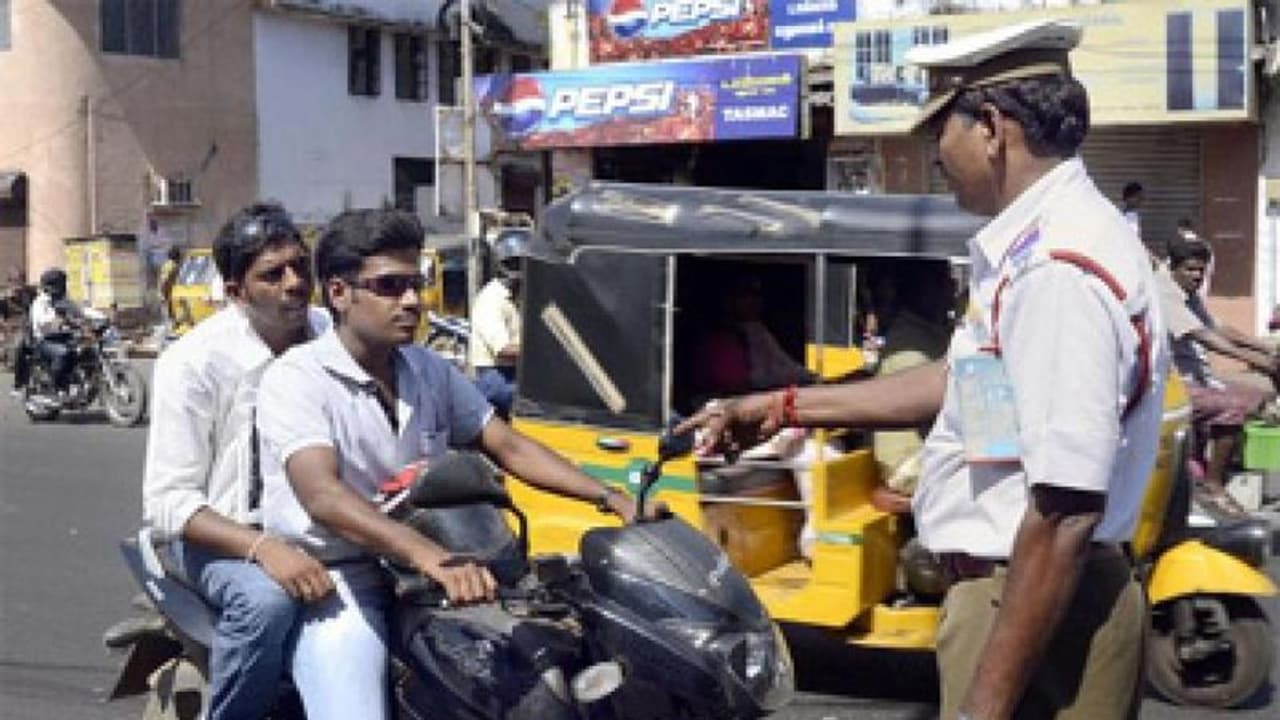 Mysuru : ದ್ವಿ ಚಕ್ರ ವಾಹನ ಸವಾರರಿಗೆ ಹೆಲ್ಮೆಟ್ ಕಡ್ಡಾಯ ರೂಲ್ಸ್