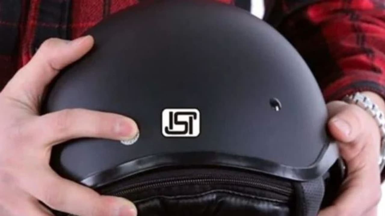 విచిత్రం.. ఇంట్లో కూడా హెల్మెట్టు పెట్టుకుంటున్న కుటుంబం...కరోనా కాదు కంకరరాళ్ల భయంతో... విచిత్రం.. ఇంట్లో కూడా హెల్మెట్టు పెట్టుకుంటున్న కుటుంబం...కరోనా కాదు కంకరరాళ్ల భయంతో...