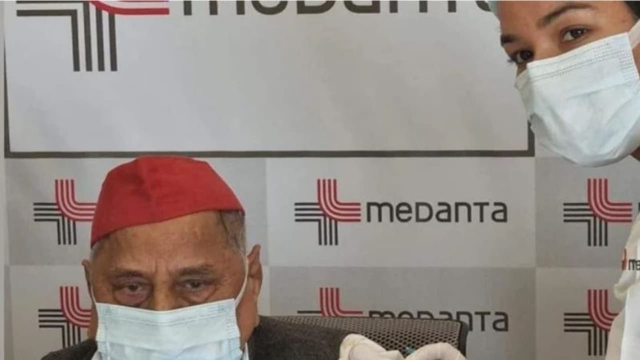 मुलायम ने लगवाई वैक्सीन,भाजपा का तंज अब वे या तो BJP का प्रचार कर रहे या अखिलेश द्वारा फैलाए भ्रम को तोड़ रहे
